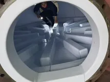 تبطين داخلي بمادة PTFE توفر حماية ضد المواد الكيميائية وخصائص غير لاصقة